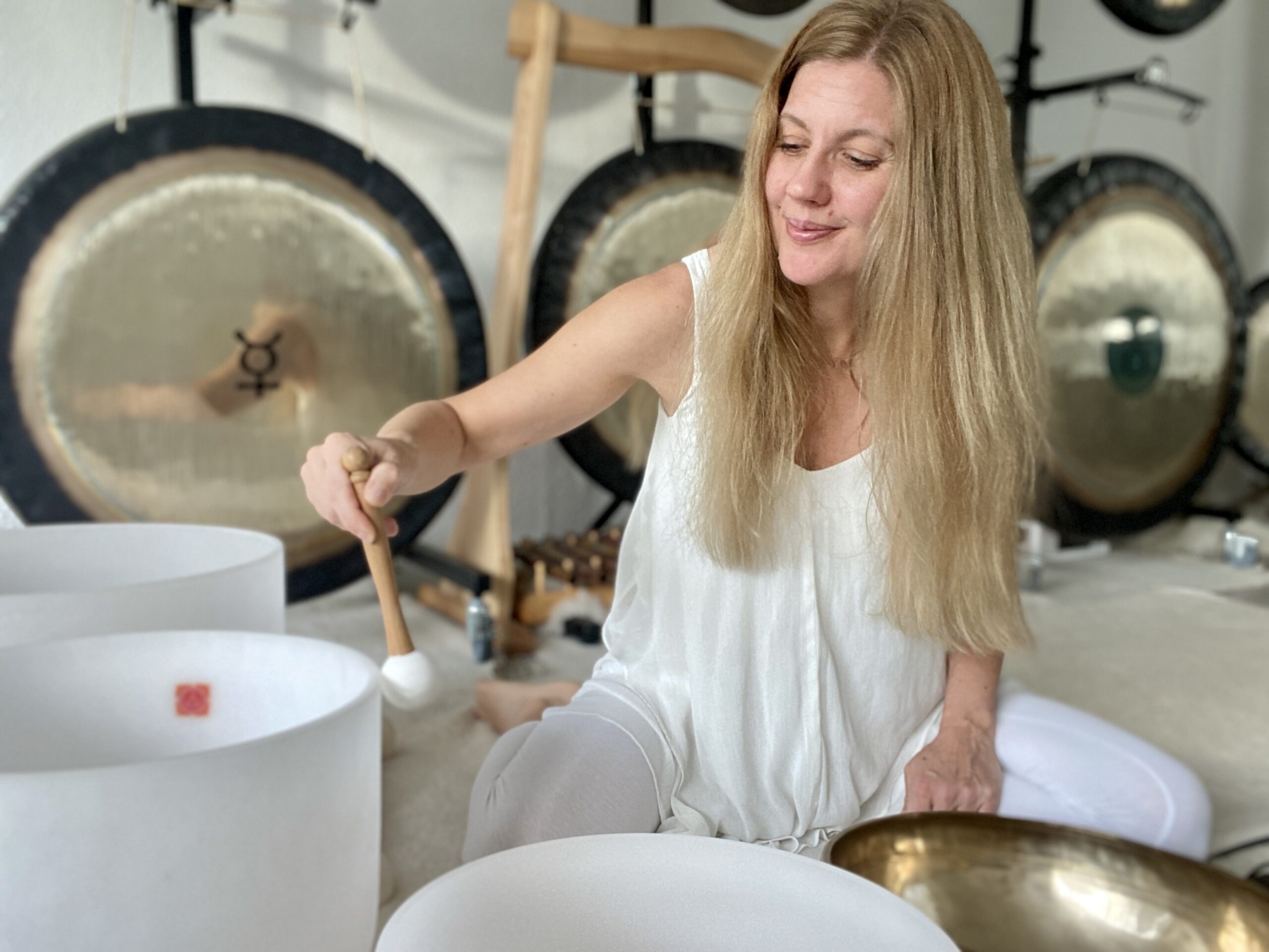 Et gongbad er ikke bare gong, men også himmelske toner fra krystal sangskåle og tibetanske syngeskåle samt blide klokker.