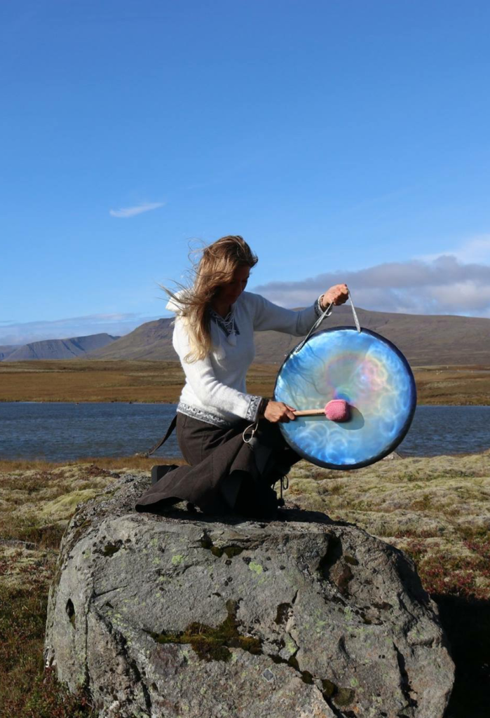 Gong kan nydes inde og ude, her spiller Halle i naturen på Island.